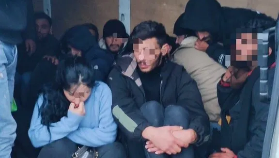Ściśnięci na podłodze dostawczaka nielegalnie wjechali do Polski. Irakijczykom pomagał Ukrainiec