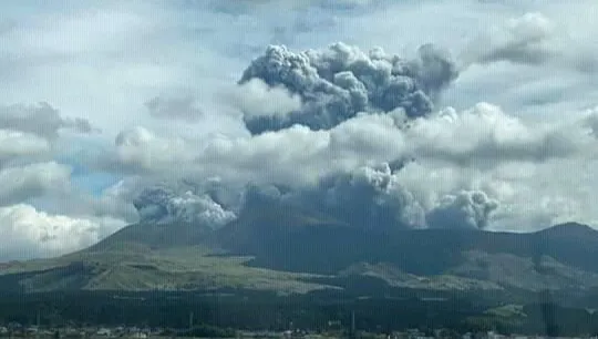 Erupcja w jednym z największych masywów wulkanicznych