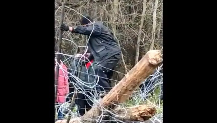 Kolejna próba sforsowania polskiej granicy. W ruch poszły kamienie, kije i kłody drewna [WIDEO]