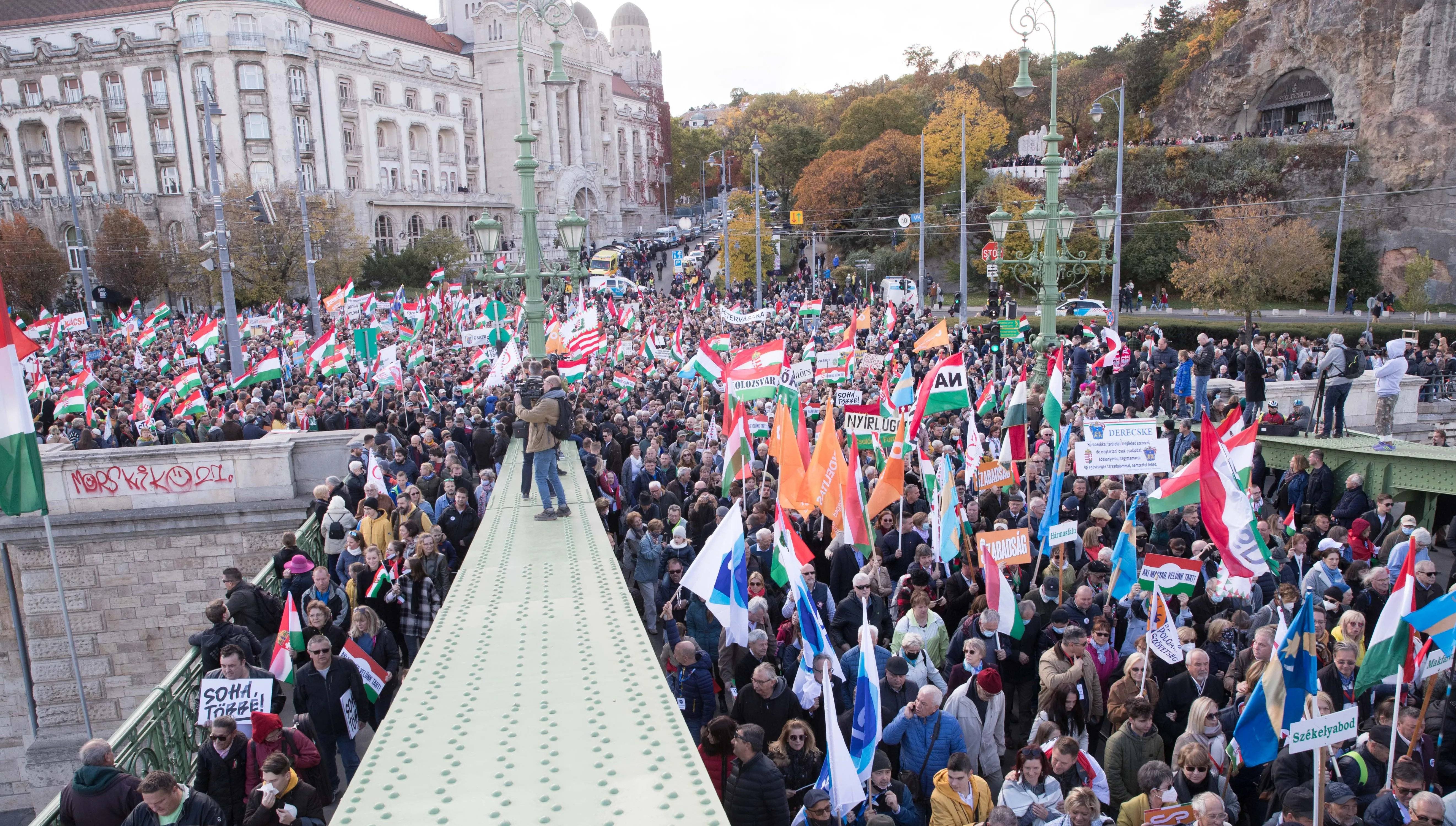 Marsz Pokoju w Budapeszcie. Sakiewicz: Nigdy w życiu nie widziałem czegoś takiego na własne oczy