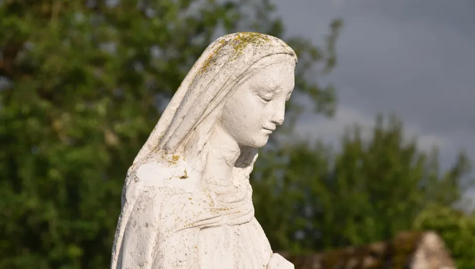 Figura Matki Boskiej oblana fekaliami. Sprawcę zatrzymano
