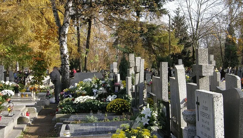 Łódź: coraz większy ruch na cmentarzach