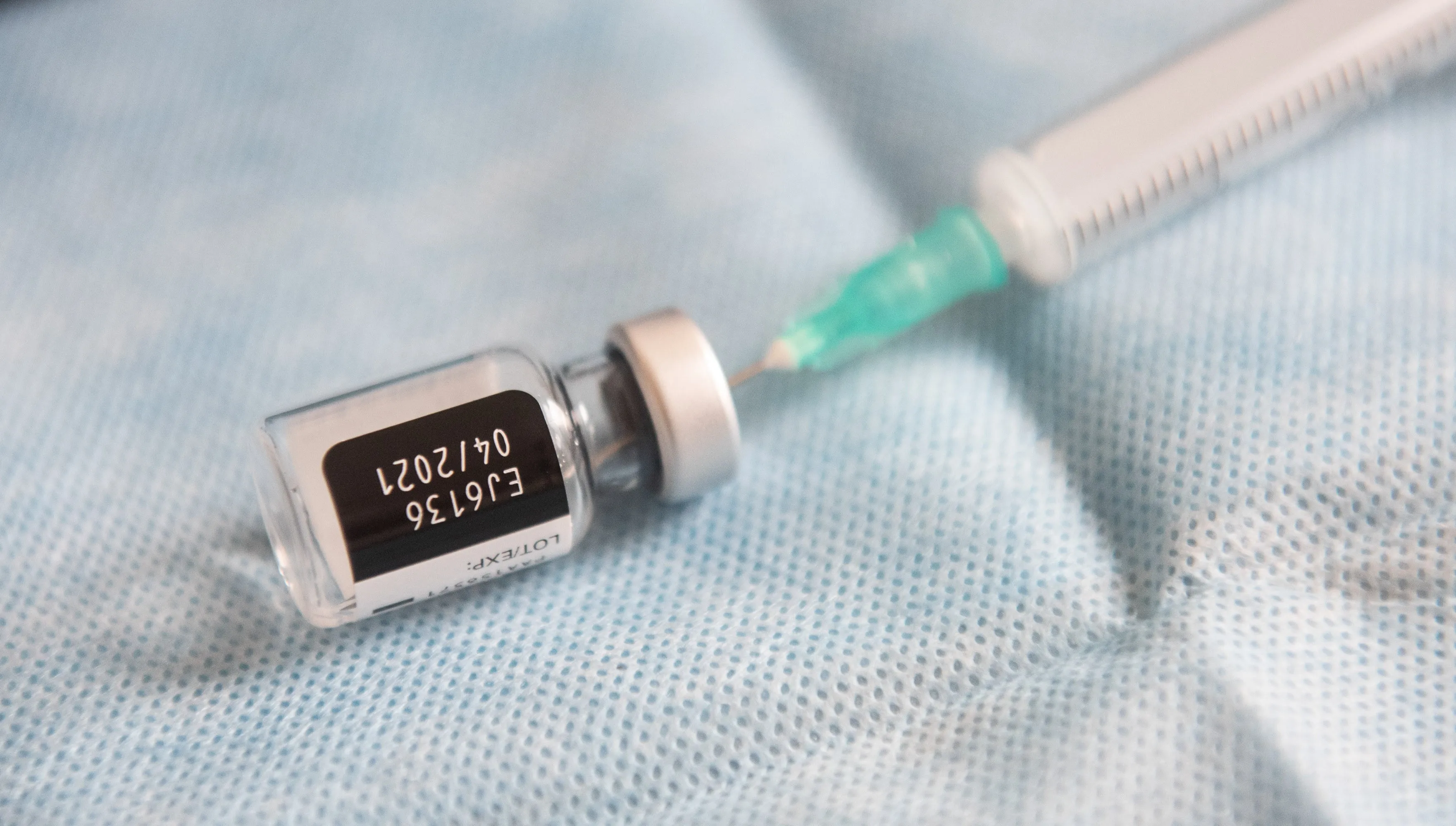 Badacze: Szczepionka daje większą odporność niż przebycie Covid-19