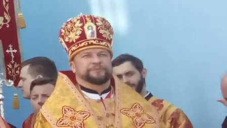 Prawosławny biskup uderzył kobietę. Przeszkadzało mu szczekanie psa
