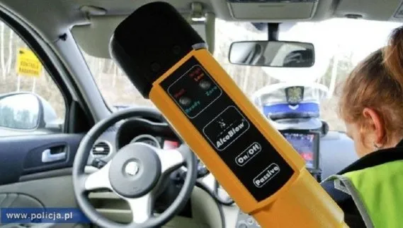 Pijany kierowca popisywał się na dworcu