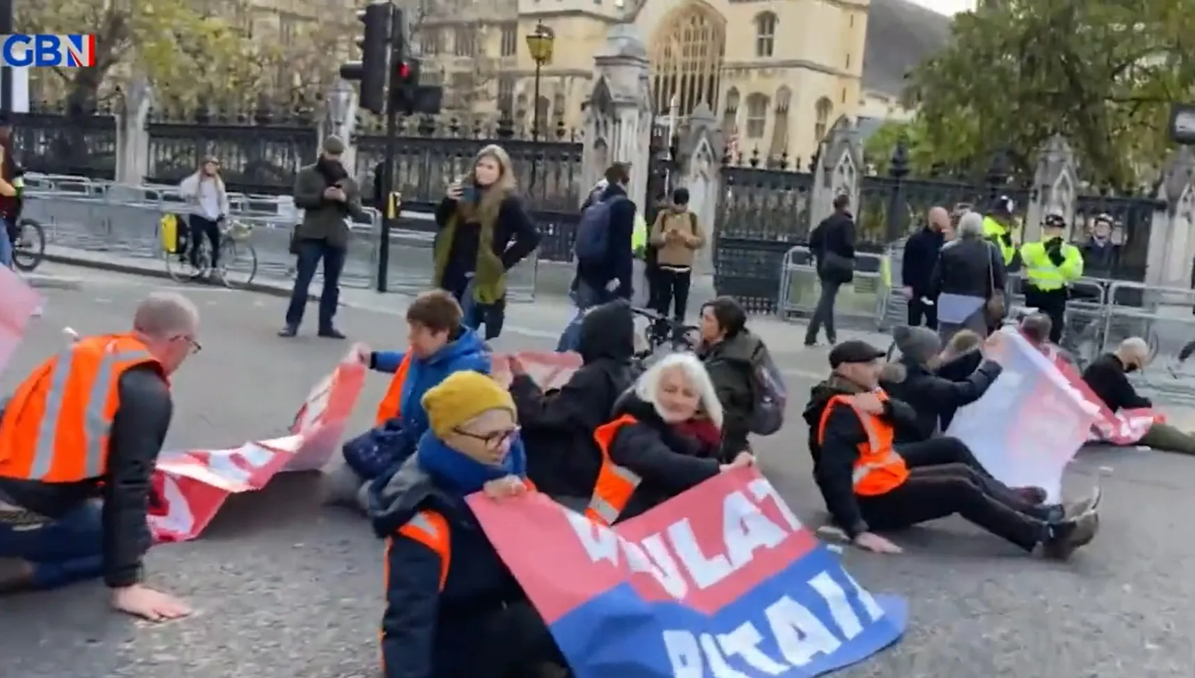 Londyn: Aktywiści klimatyczni przykleili się do jezdni