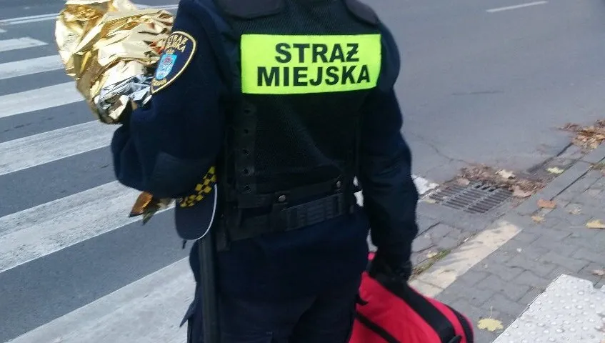 Zapłakana 10-latka i poturbowana kobieta. Nikt z przechodniów nie reagował