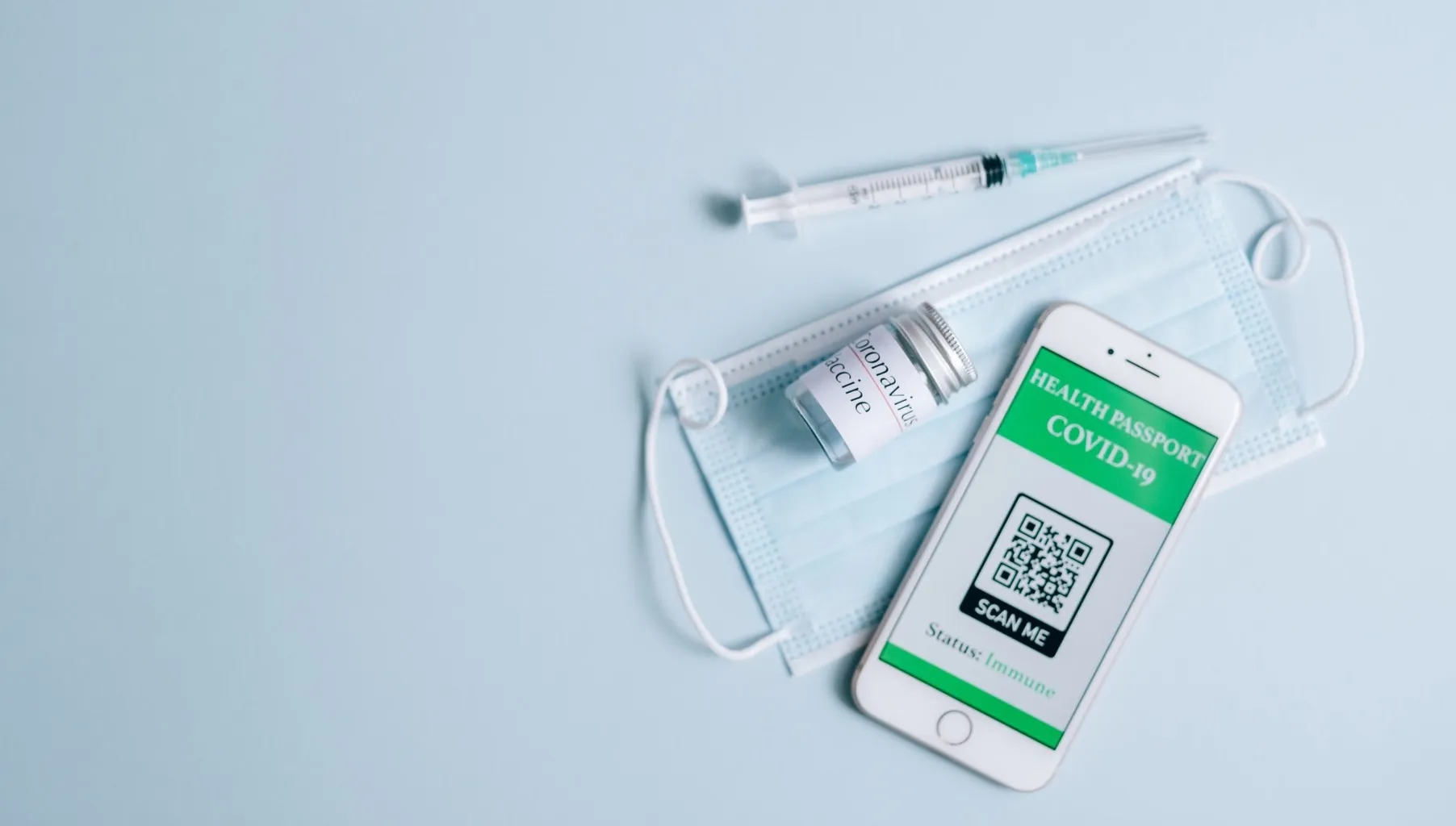 Szczepienie „na słupa” i lewe zwolnienia. Plaga szczepionkowych oszustw przybiera na sile