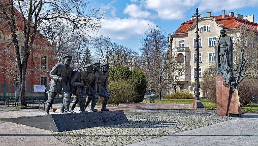 Zdewastowano pomniki Legionistów i Piłsudskiego w Krakowie. Ukraińska ambasada: To prowokacja