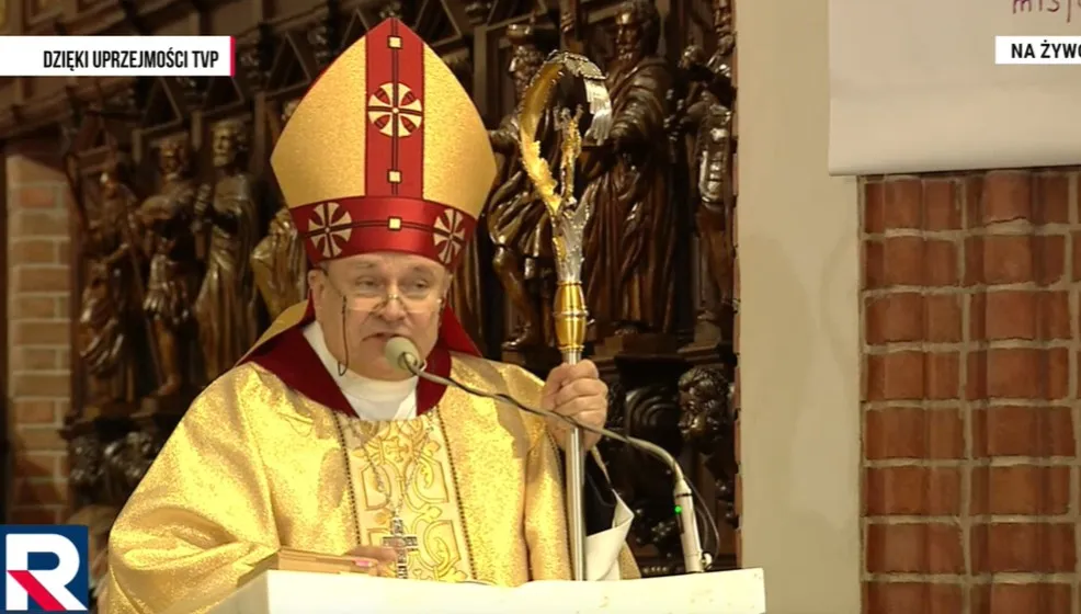 Msza święta w miesięcznicę katastrofy smoleńskiej. Bp Janocha:  W czasach trudnych warto słuchać proroków