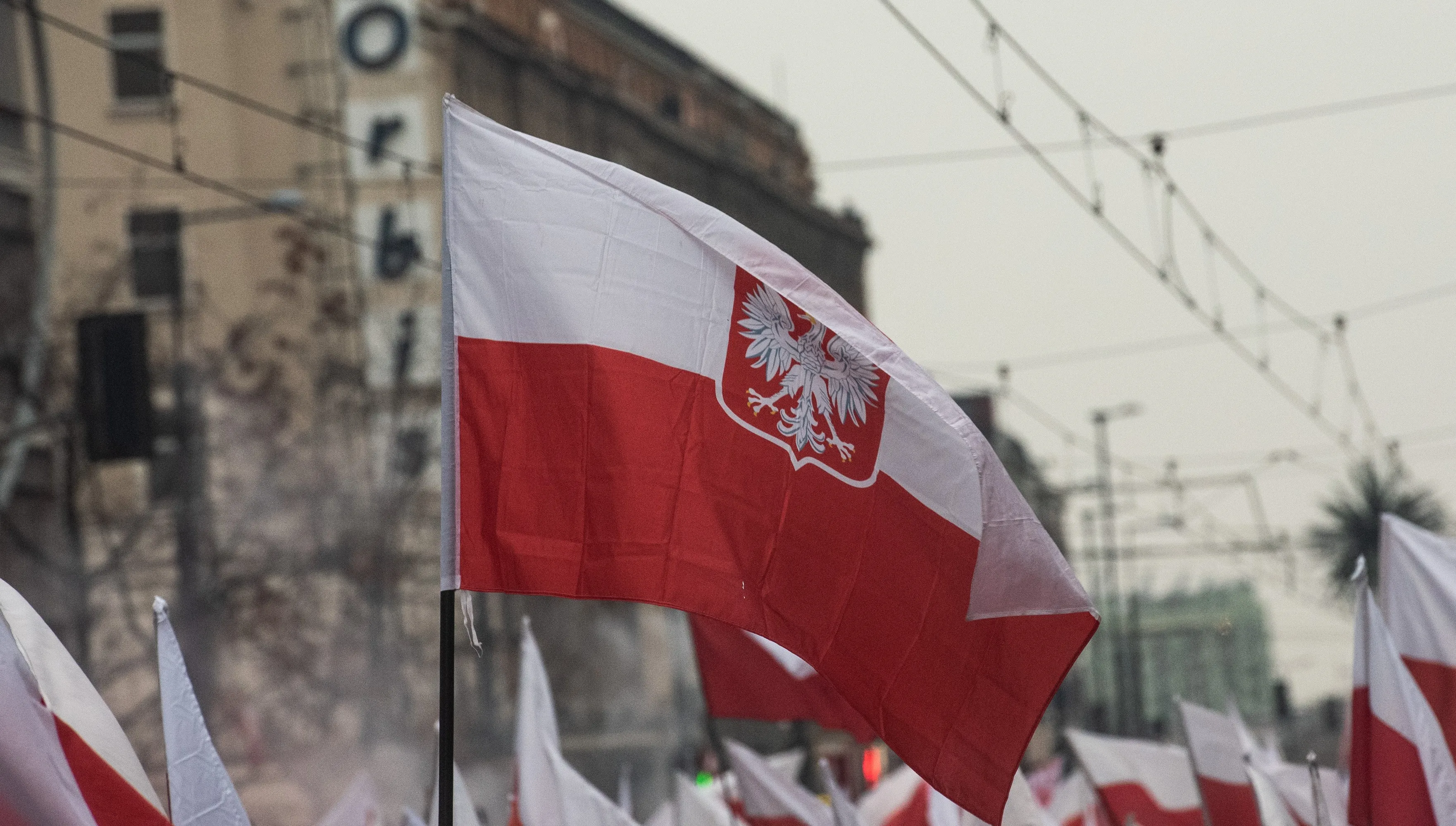 Uczestnicy Marszu Niepodległości gromadzą się na Rondzie Dmowskiego