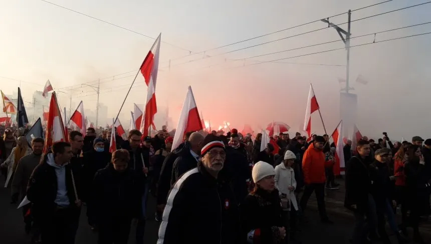 Marsz Niepodległości prowadzą żołnierze. Niosą wielką, biało-czerwoną flagę [WIDEO]
