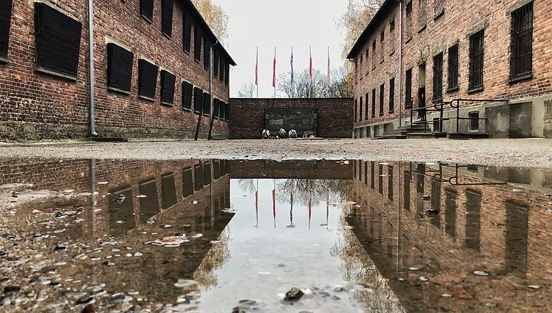 Znicze przed Ścianą Straceń w Święto Niepodległości