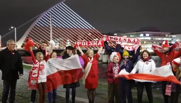 Najbardziej charakterystyczny most w Dublinie podświetlony na biało-czerwono. Polacy: DZIĘKUJEMY!