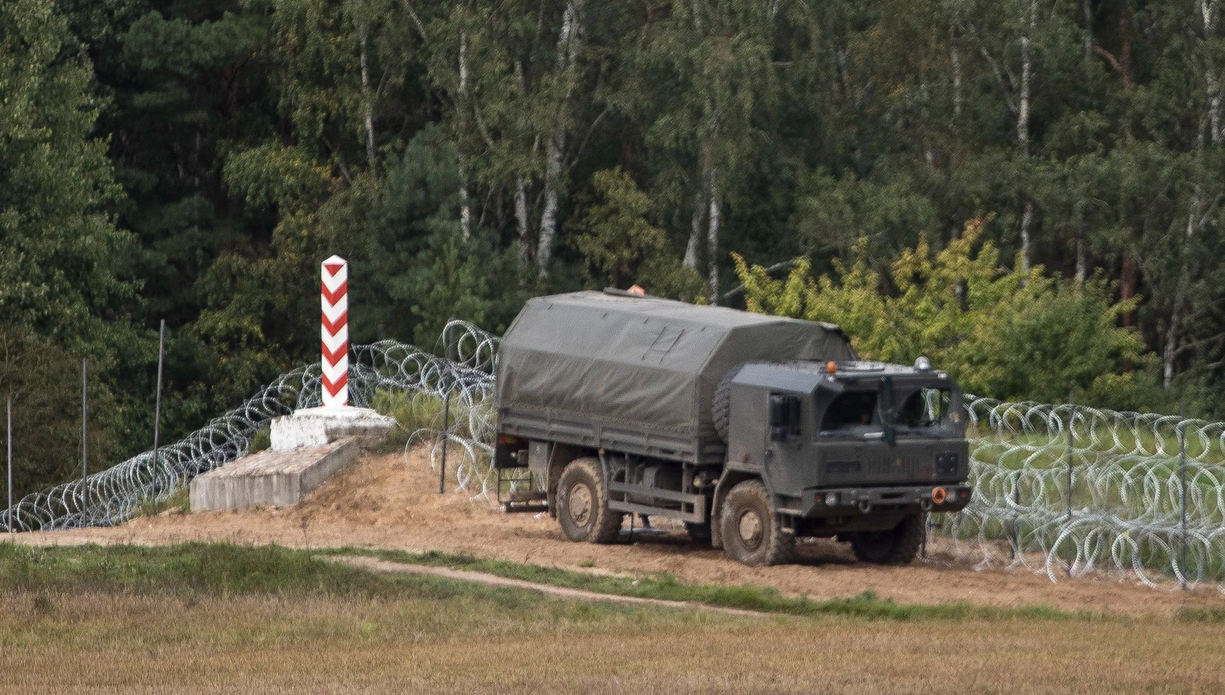 Wśród migrantów przy granicy z Polską ktoś rozpuszcza niebezpieczne plotki. To może być groźna prowokacja