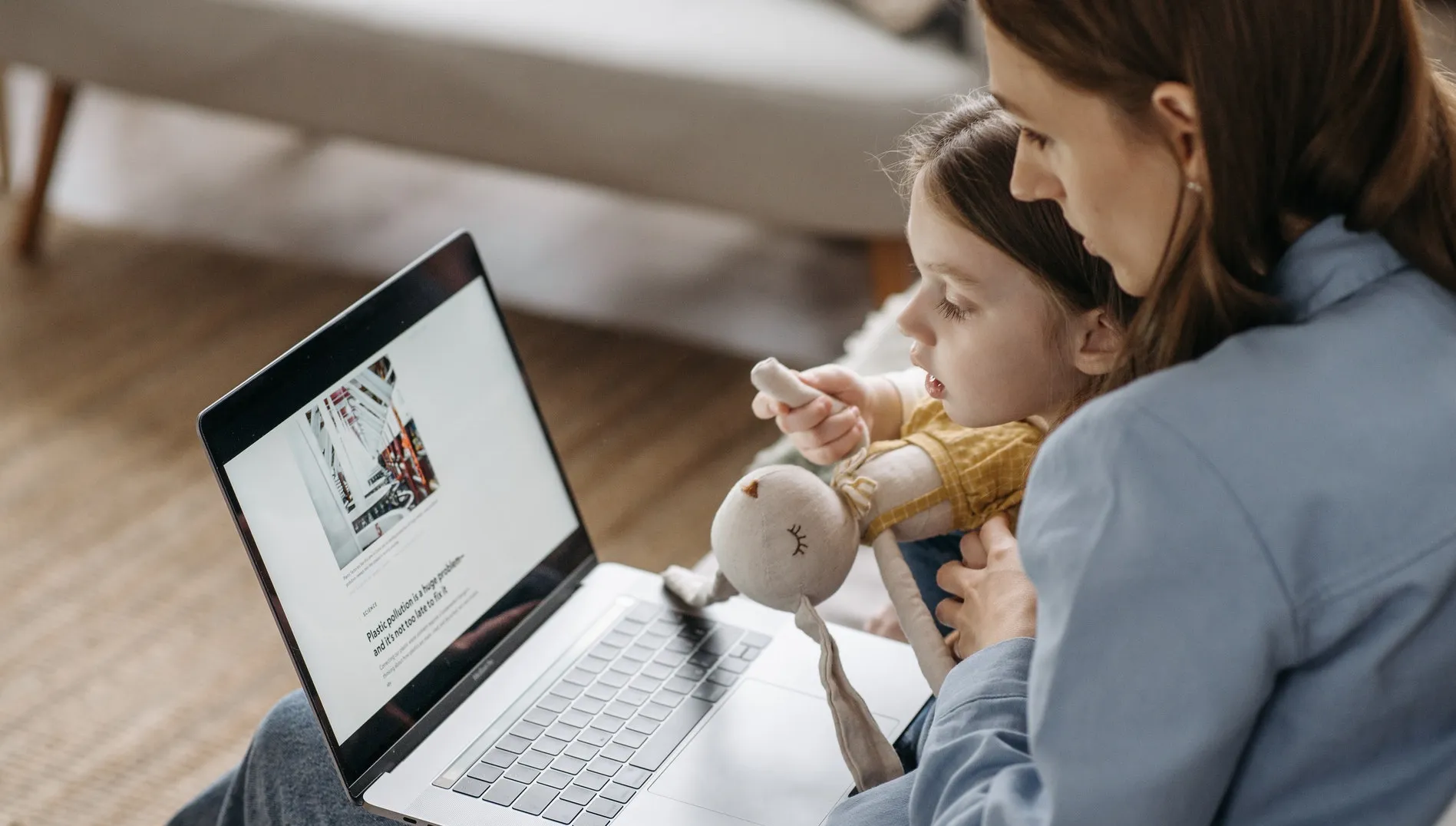 Obniża się wiek internetowej inicjacji. Jak nie zgubić dziecka w sieci?