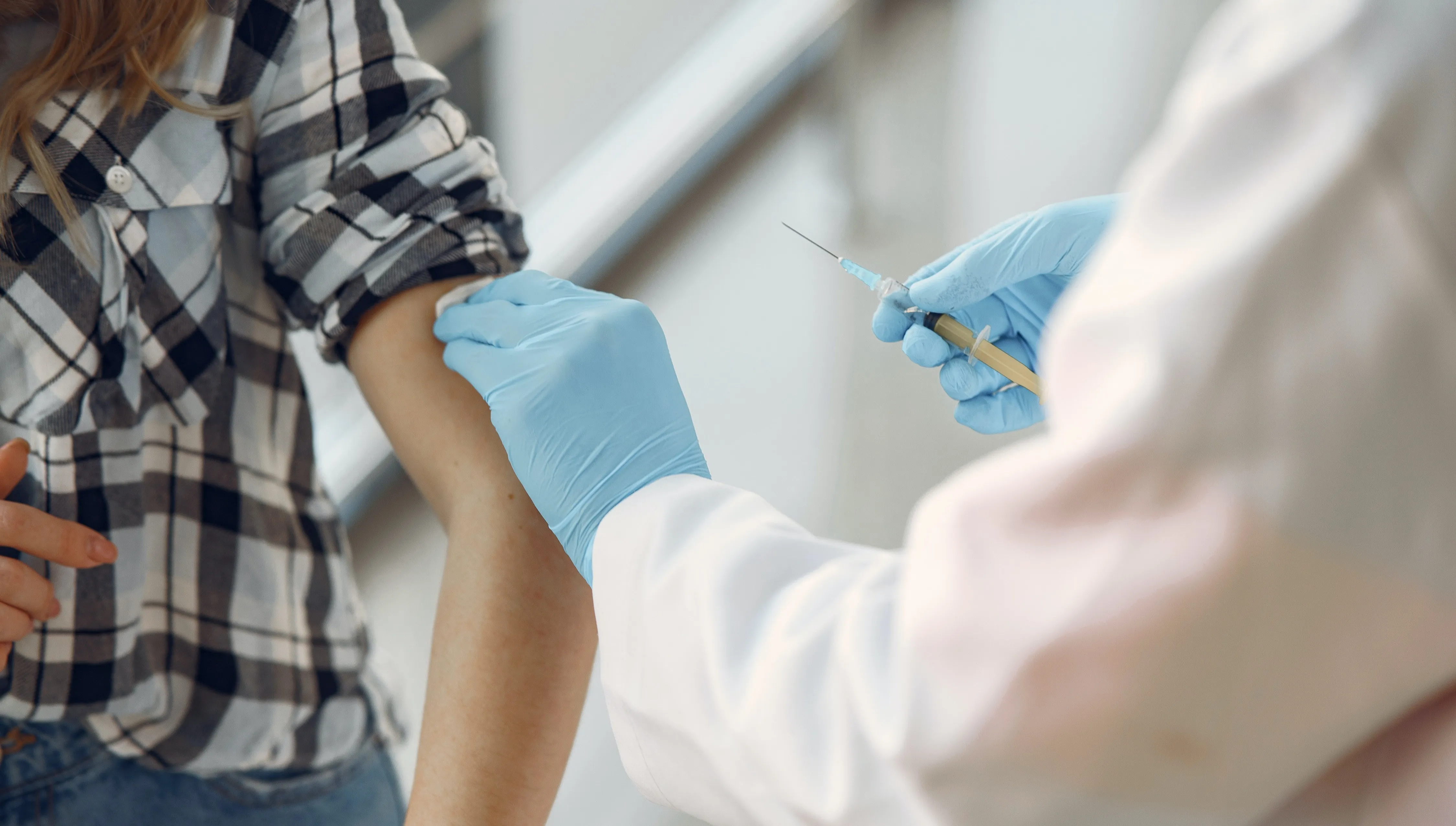 Pieniądze zachęcą? Ukraina zapłaci każdemu, kto się zaszczepił