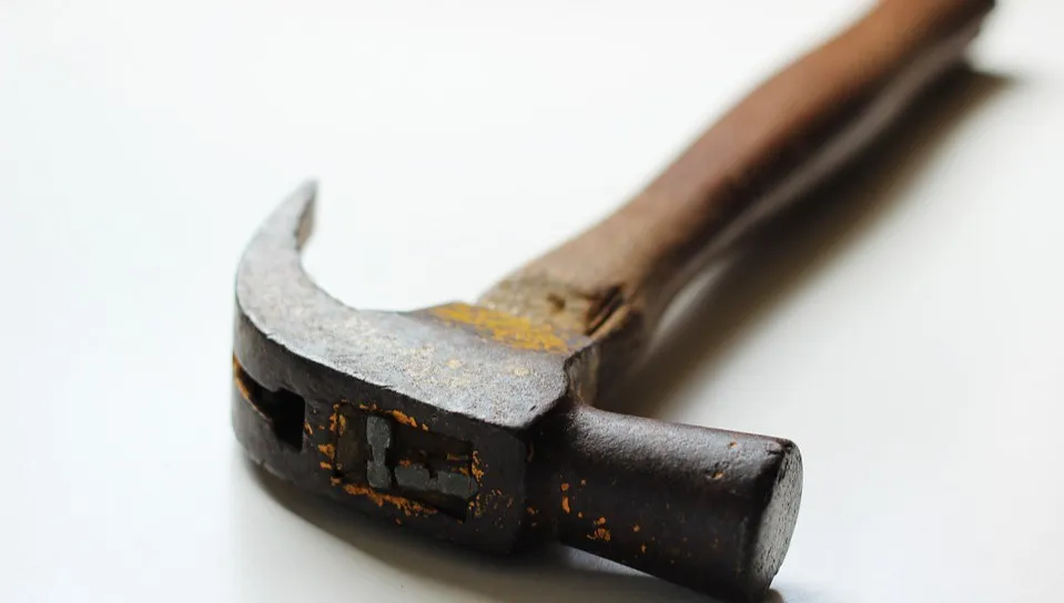 Chciał młotkiem zabić byłą kompankę od butelki