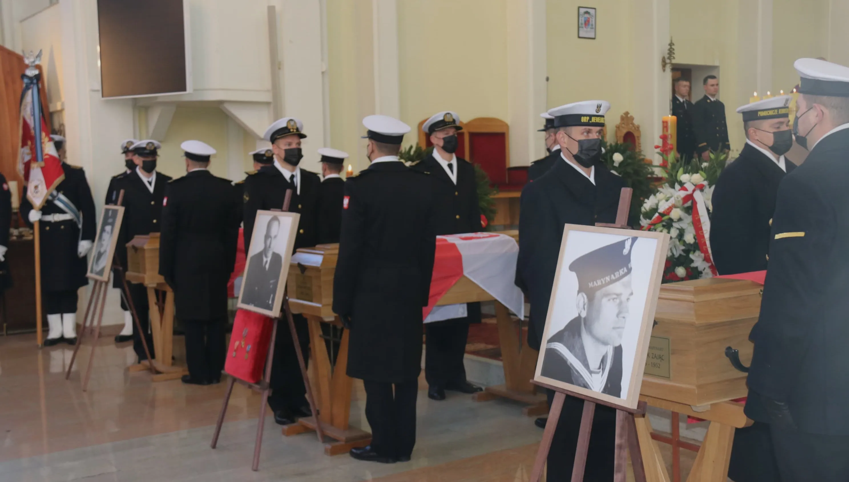 Polska godnie żegna bohaterów. Trzej marynarze spoczęli na Oksywiu