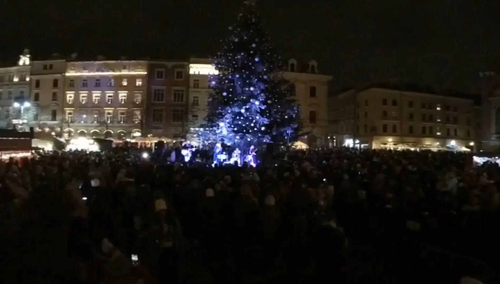 Tysiące lampek rozbłysło na choince w centrum Krakowa. Przyglądały się im tłumy