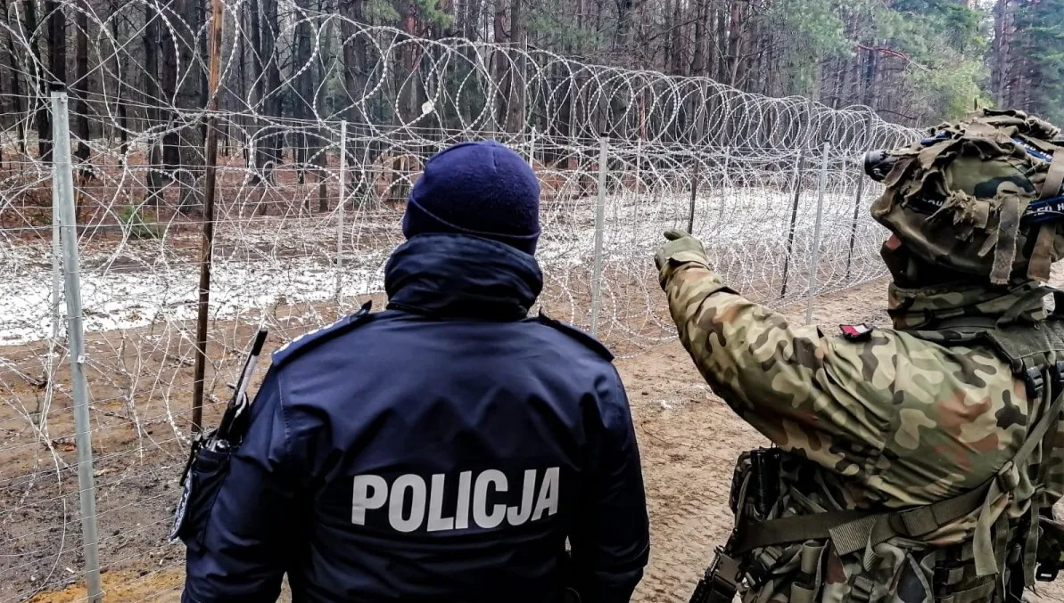 Mniej liczne ataki migrantów na granicy, ale schemat ten sam. „Mają silne wsparcie białoruskich służb”
