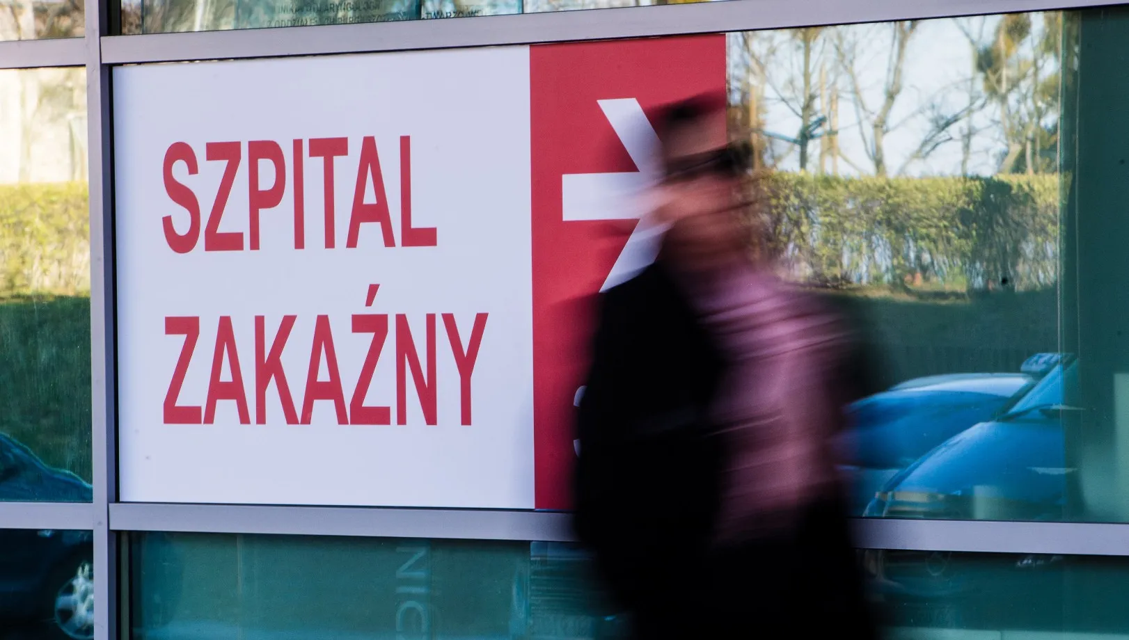 Koronawirus wciąż groźny. Chorują coraz młodsi