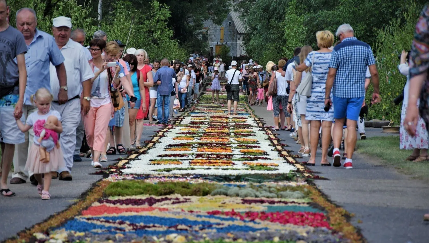 Boże Ciało i układanie dywanów z kwiatów. Piękna tradycja trafi na listę UNESCO?