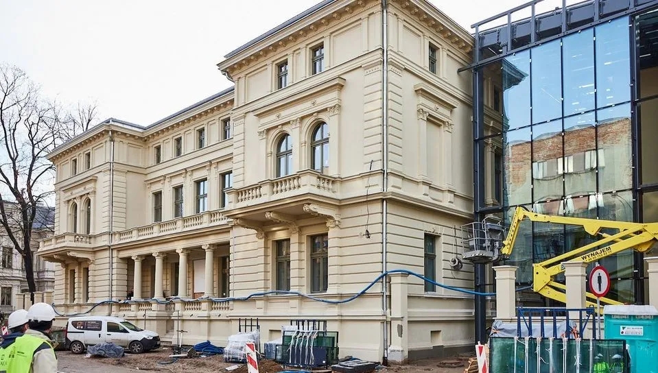 Wille w Łodzi oszpecone "nowoczesnym" łącznikiem