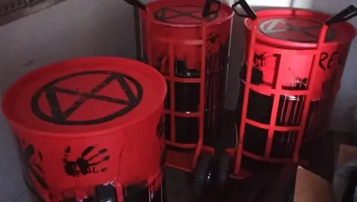 „Zabezpieczono rury, kleje, liny i karabińczyki”. Policja udaremniła próbę blokady centrum Warszawy