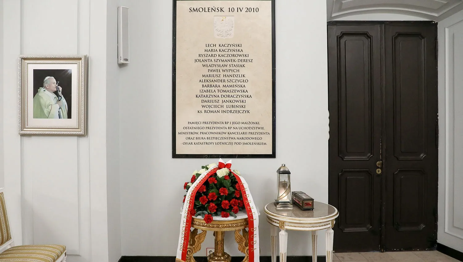 Kwiaty z okazji miesięcznicy smoleńskiej