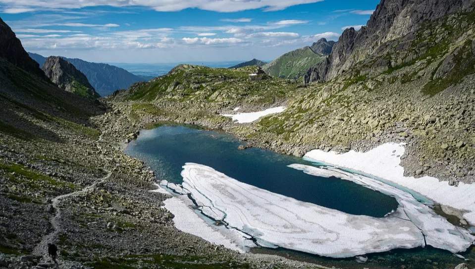 Tatrzańskie jeziora zamarzają. TPN ostrzega przed wchodzeniem na nie