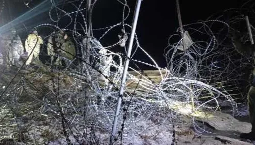 Agresywny atak na polskich funkcjonariuszy.  Sześćdziesiąt osób forsowało zaporę na granicy