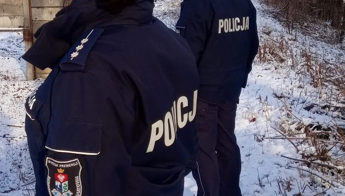 29-latka poszła do galerii na zakupy. We włączonym aucie zostawiła trójkę dzieci