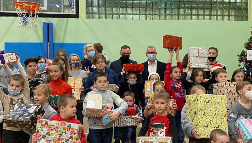 Dzieci białoruskich uchodźców dostały świąteczne paczki