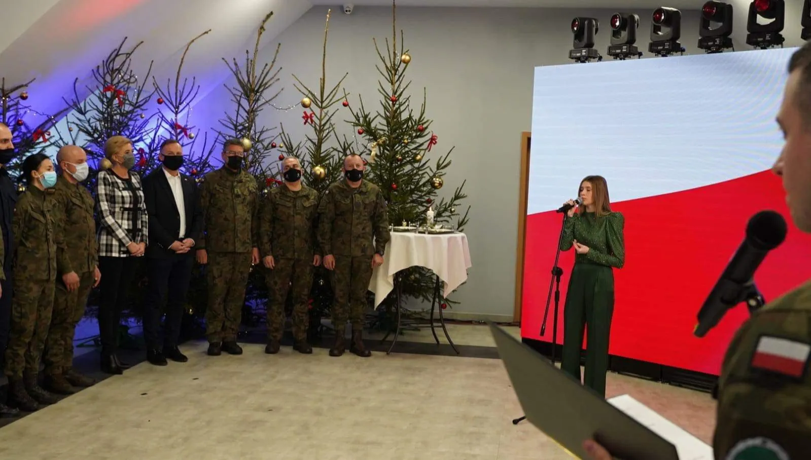 Prezydent złożył życzenia żołnierzom i funkcjonariuszom SG. "Dziękuję za zapewnienie nam bezpieczeństwa"