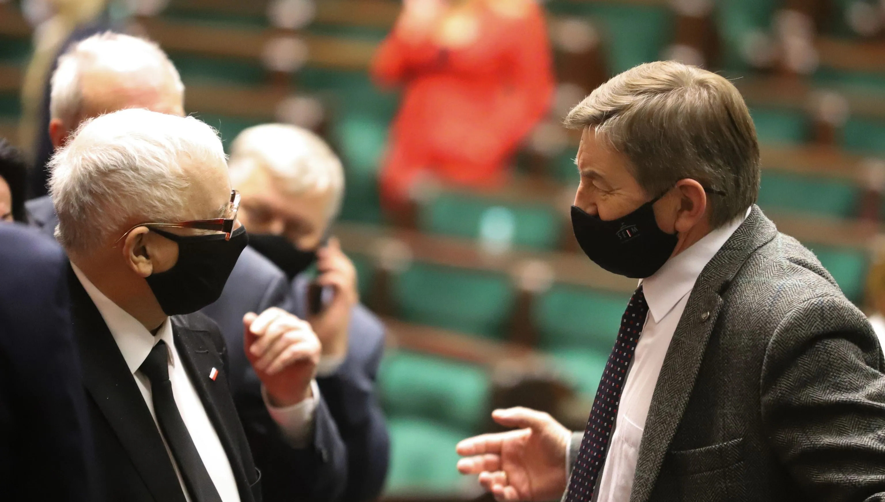 Atak na konserwatywne rządy Warszawy i Budapesztu. Kuchciński: UE posuwa się coraz dalej
