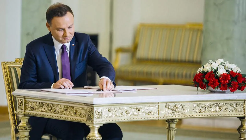 Ustawa o dodatku osłonowym z podpisem prezydenta Andrzeja Dudy