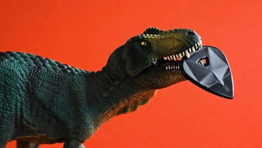 Legendarny "biały miś" w Zakopanem ma konkurencję. Na Krupówkach trwa obława na... dinozaura