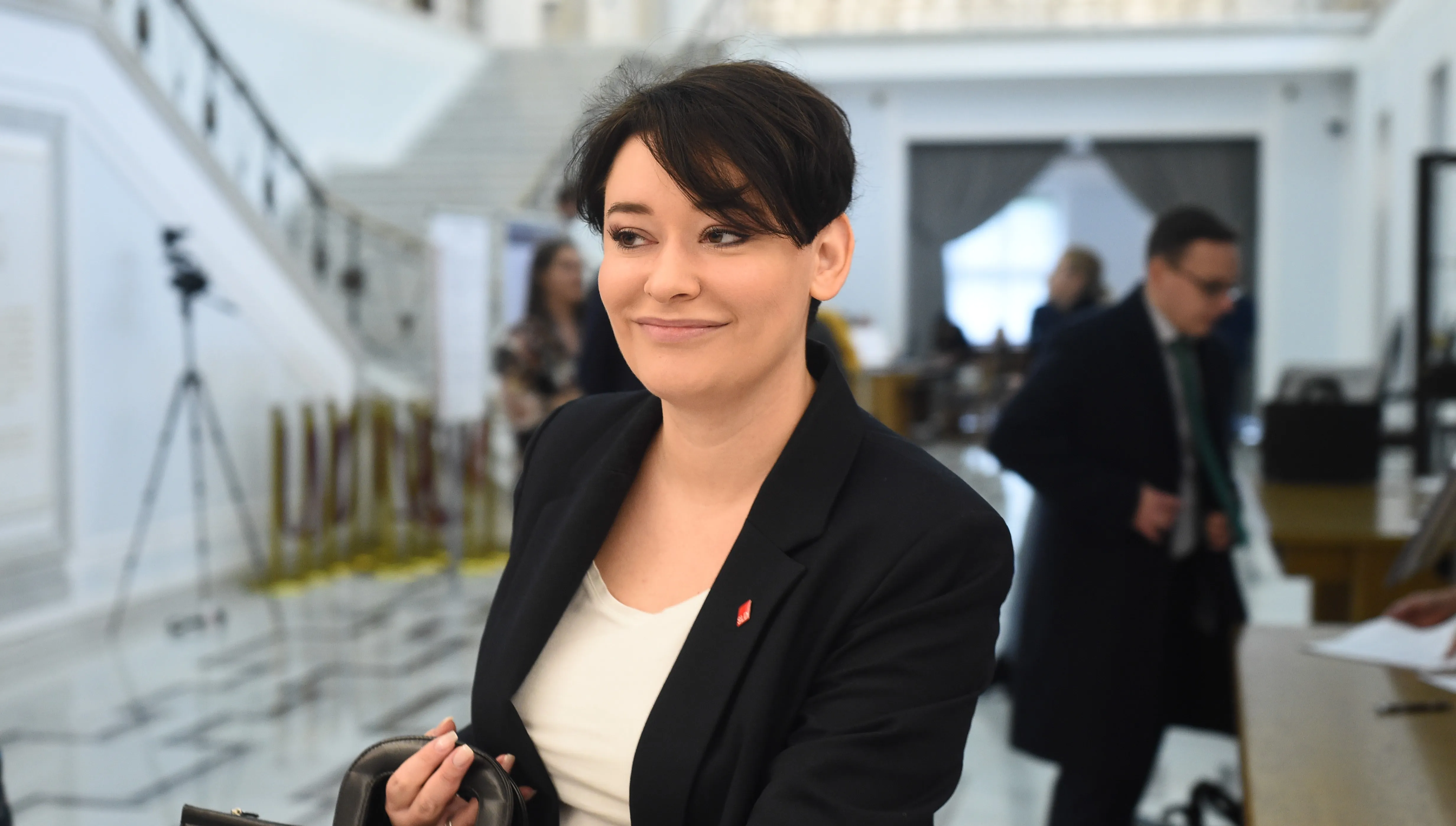 Żukowska z pogardą: „Promocja dużych firm, a nie głaskanie biedafirm”. Kaleta odpowiada: „To haniebne” 
