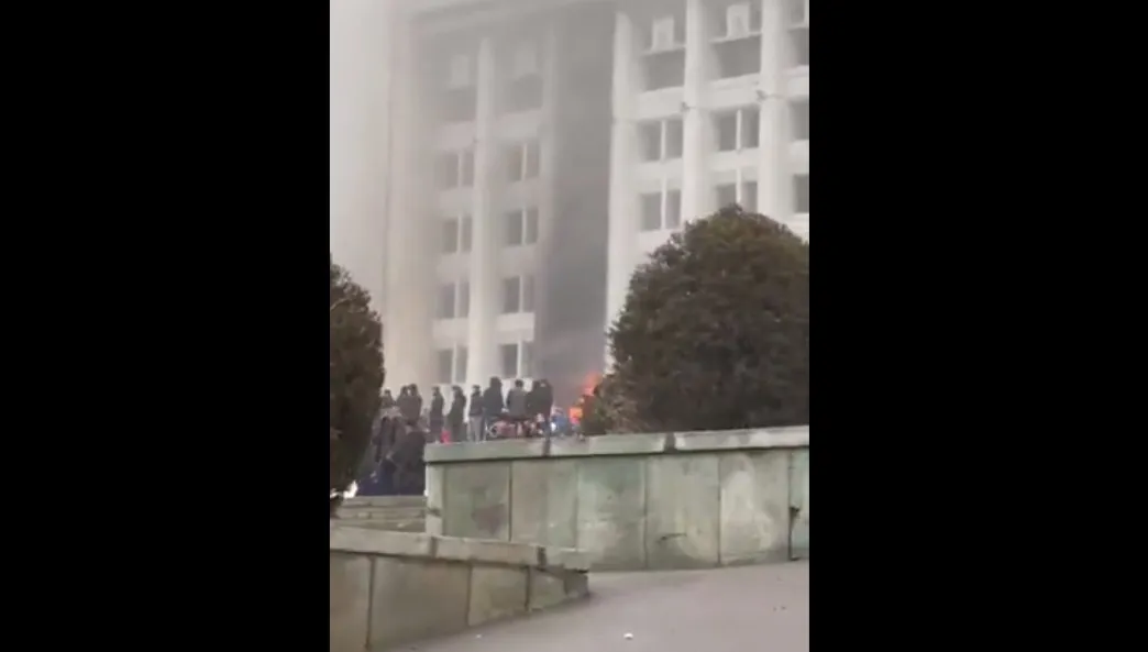 Wtargnięto do ratusza Ałmaty. Budynek płonie. Słychać strzały