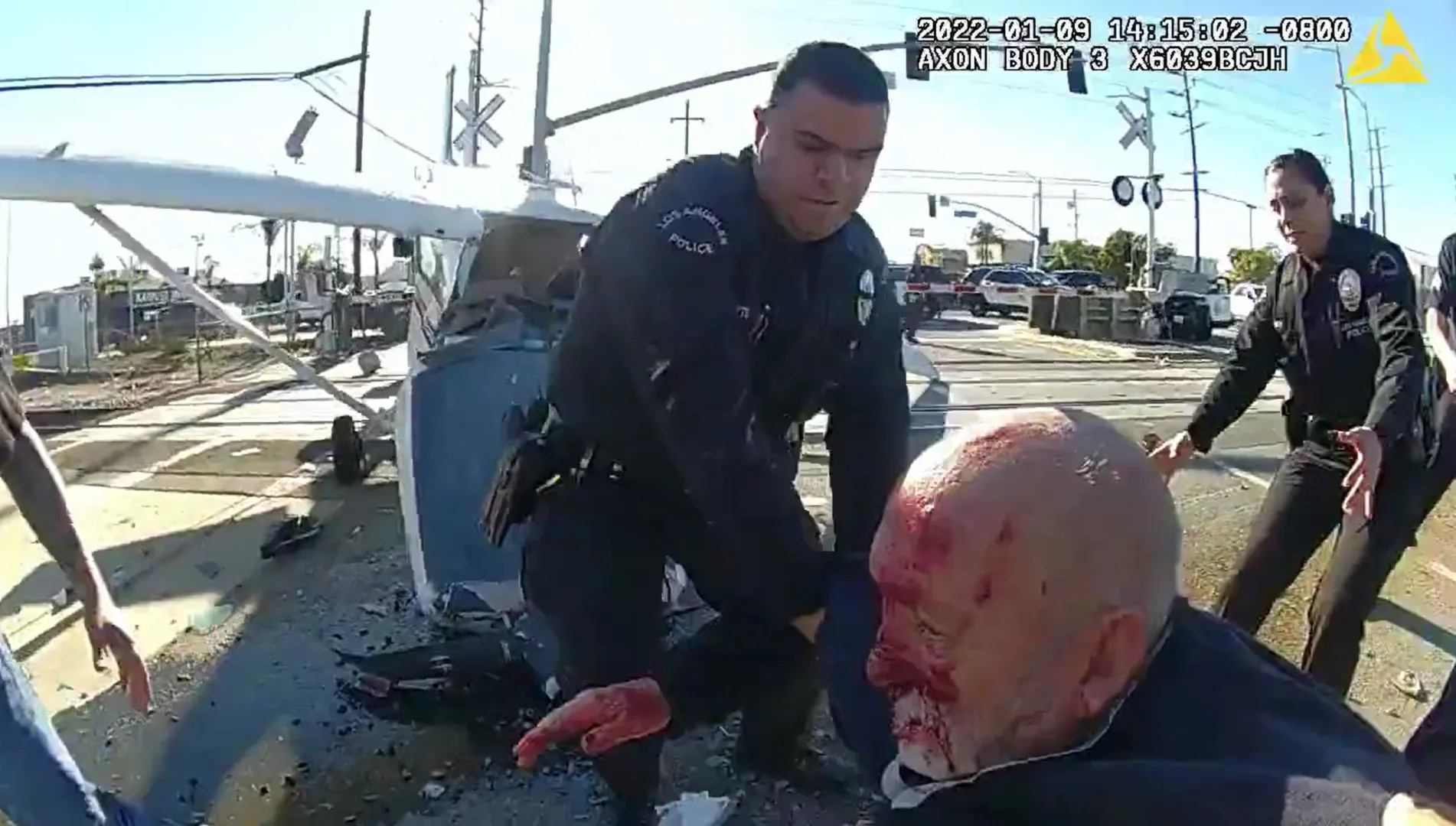 USA: samolot awaryjnie lądował na torach. Pilota w ostatniej chwili uratowali policjanci [WIDEO]
