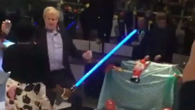 Kolejny skandal na Downing Street. Co tydzień - zakrapiane spotkania. Nazywano je „winnymi piątkami”