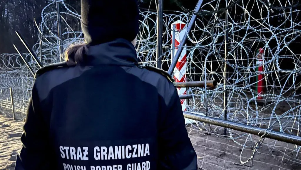 Rzucali kamieniami i konarami drzew.  Dwie grupy cudzoziemców próbowały sforsować polsko-białoruską granicę