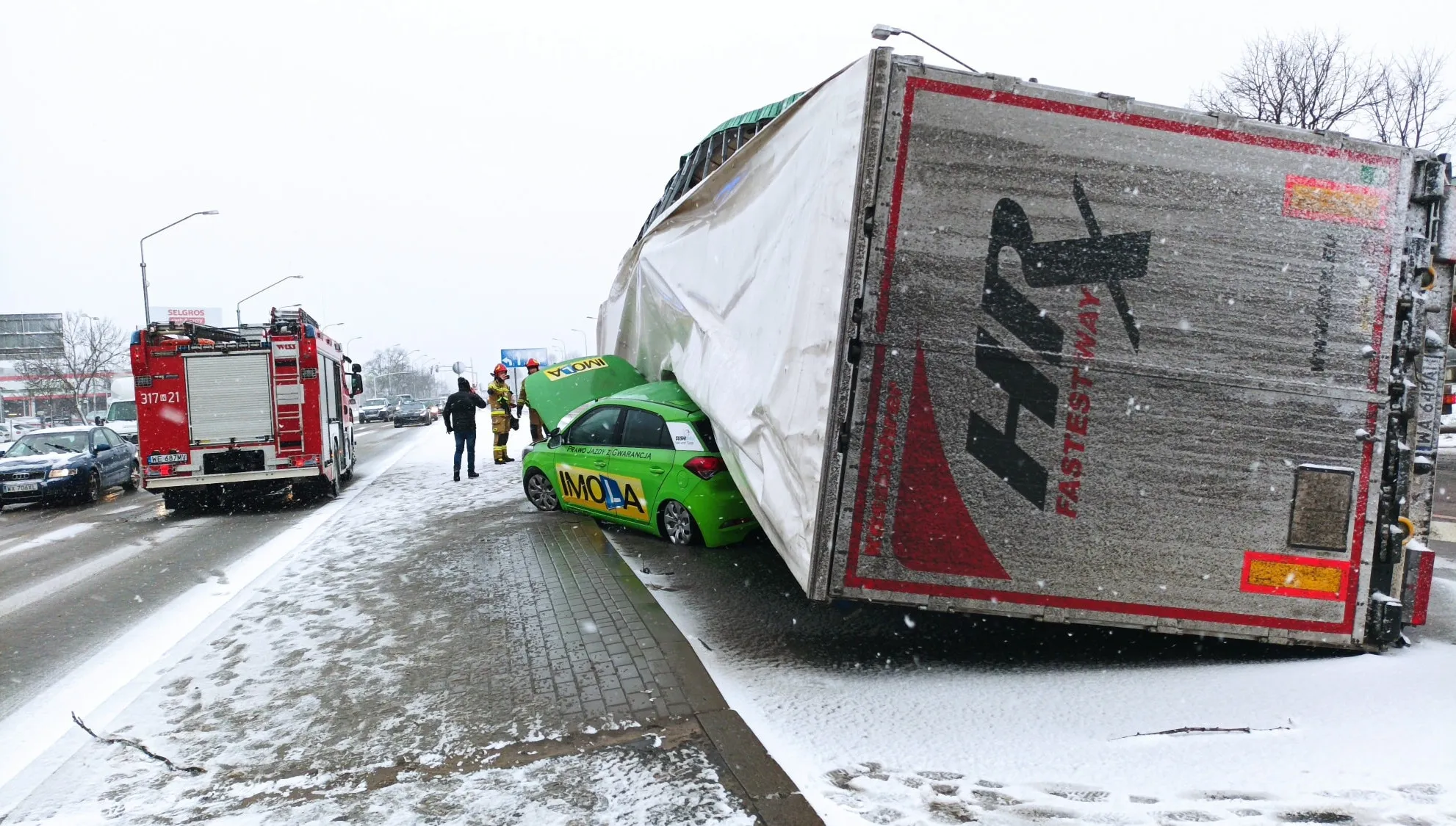 Podmuch wiatru przewrócił ciężarówkę na jadące auto