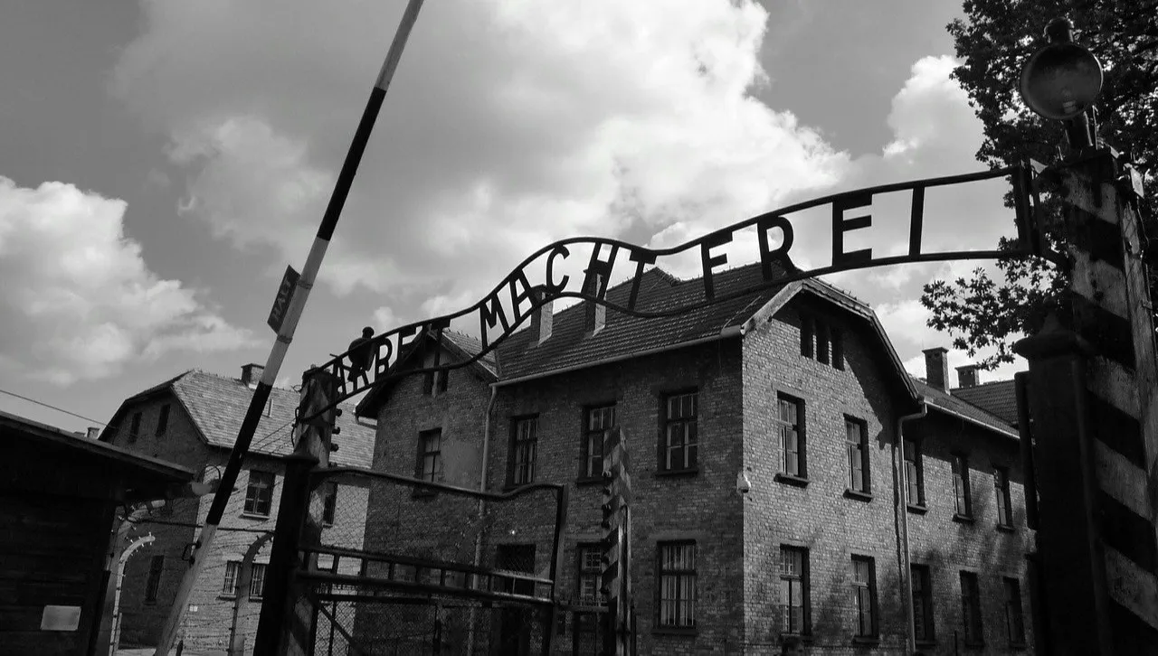 Holenderka "hajlowała" przy bramie do Auschwitz-Birkenau