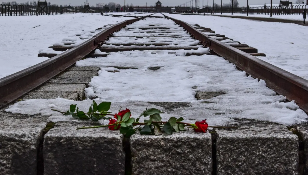 W Auschwitz zabrzmi głos pięciorga ocalonych