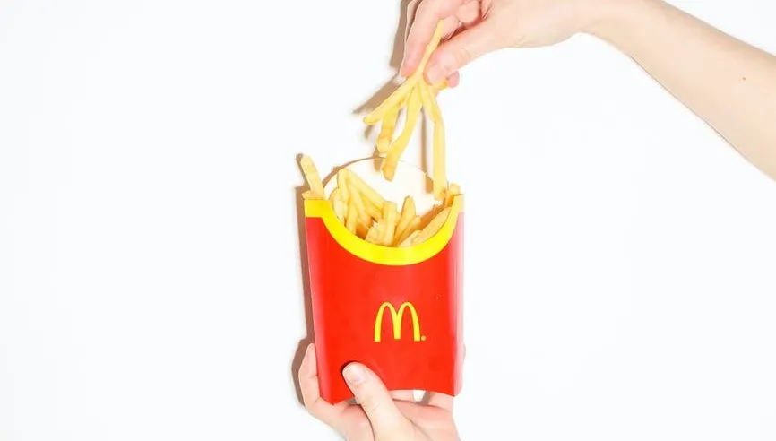 „Ziemniaczana wojna” sieci fastfoodowych. Frytki  McDonald’s wyłącznie w małych porcjach!