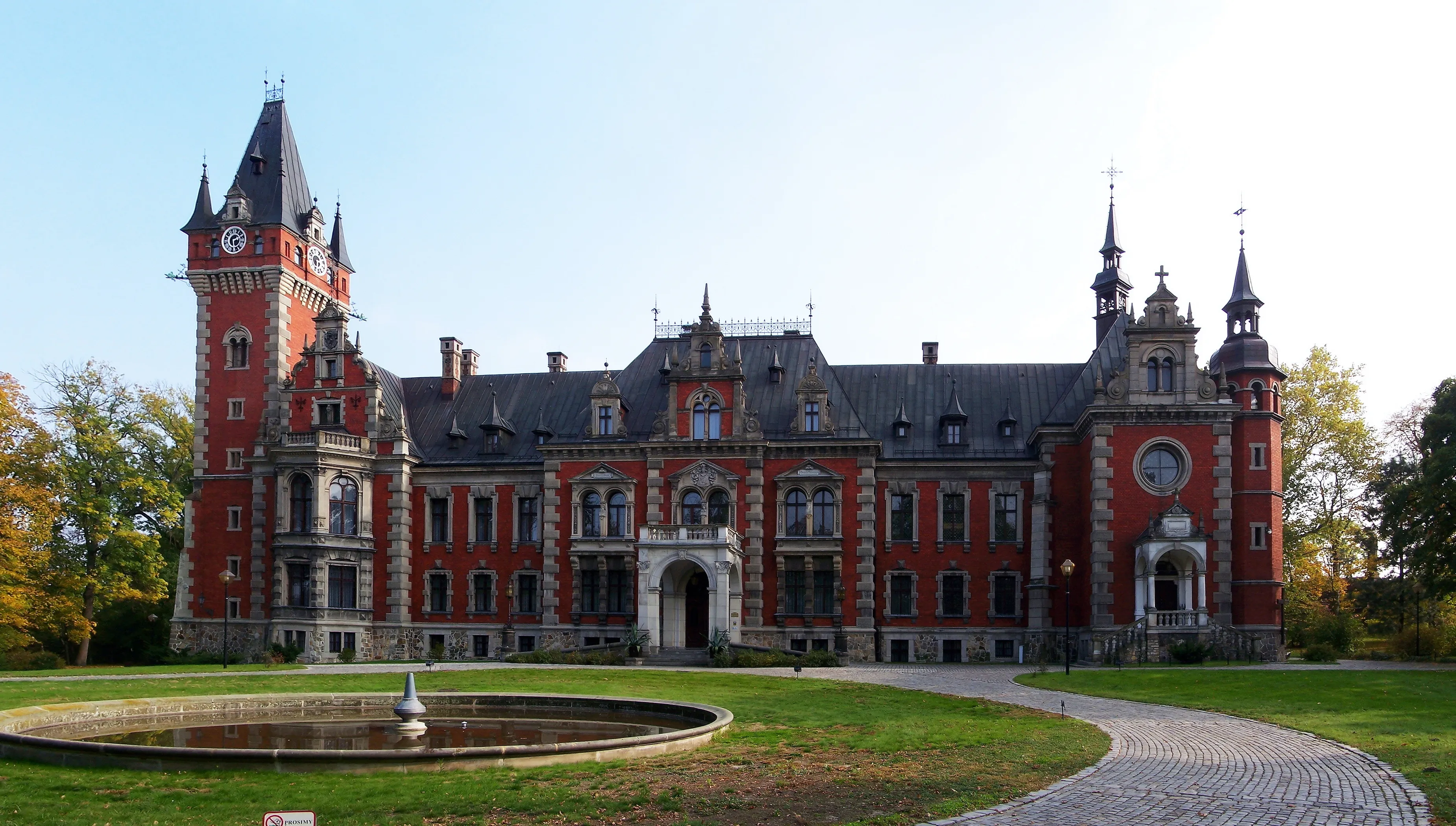 Pałac w Pławniowicach – elewacja frontowa