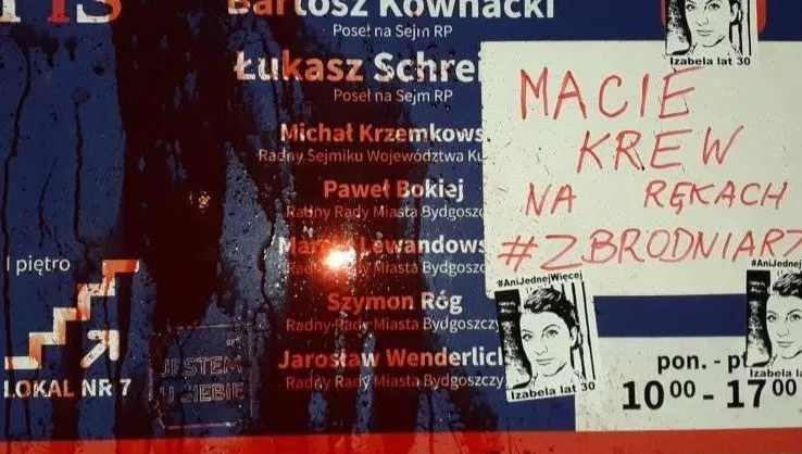 Zniszczona elewacja biura polityków PiS w Bydgoszczy. „Macie krew na rękach”
