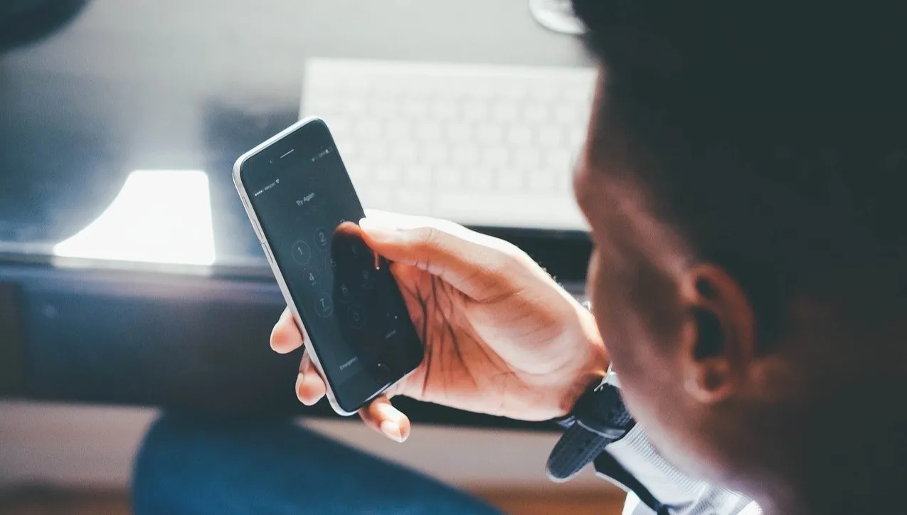 Podszywanie się pod cudzy telefon, a destabilizacja kraju. Żaryn: „Takie ataki to przestępstwo"